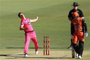 PERTH, AUSTRALIA - JANUARY 06: Ben Dwarshuis of the Sixers bowls during the Big Bash League match between the Perth Scorchers and the Sydney Sixers at Optus Stadium, on January 06, 2021, in Perth, Australia. (Photo by Paul Kane/Getty Images)