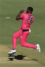 PERTH, AUSTRALIA - JANUARY 06: Carlos Brathwaite of the Sixers bowls during the Big Bash League match between the Perth Scorchers and the Sydney Sixers at Optus Stadium, on January 06, 2021, in Perth, Australia. (Photo by Paul Kane/Getty Images)
