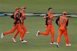PERTH, AUSTRALIA - JANUARY 06: Mitch Marsh of the Scorchers celebrates the wicket of Jordan Silk of the Sixers during the Big Bash League match between the Perth Scorchers and the Sydney Sixers at Optus Stadium, on January 06, 2021, in Perth, Australia. (Photo by Paul Kane/Getty Images)