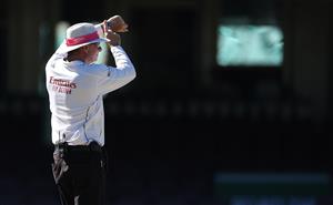 SYDNEY, AUSTRALIA - JANUARY 11: Umpire Paul Reiffel signals the last hour of play during day five of the 3rd Test match in the series between Australia and India at Sydney Cricket Ground on January 11, 2021 in Sydney, Australia. (Photo by Ryan Pierse/Getty Images)