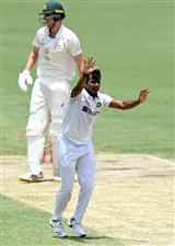 BRISBANE, AUSTRALIA - JANUARY 18: Thangarasu Natarajan of India appeals to the umpire during day four of the 4th Test Match in the series between Australia and India at The Gabba on January 18, 2021 in Brisbane, Australia. (Photo by Bradley Kanaris/Getty Images)