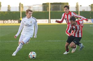 MADRID, SPAIN - FEBRUARY 08: Martin Odegaard of Real Madrid Castilla takes on two Athletic Club B players during the Segunda Division B match between Real Madrid Castilla and Athletic Club B at Estadio Alfredo Di Stefano on February 8, 2015 in Madrid, Spain. (Photo by Denis Doyle/Getty Images)