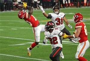 TAMPA, FLORIDA - FEBRUARY 07: Tyreek Hill #10 of the Kansas City Chiefs fails to make a catch in the first quarter against Antoine Winfield Jr. #31 of the Tampa Bay Buccaneers in Super Bowl LV at Raymond James Stadium on February 07, 2021 in Tampa, Florida. (Photo by Patrick Smith/Getty Images)