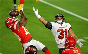 TAMPA, FLORIDA - FEBRUARY 07: Tyreek Hill #10 of the Kansas City Chiefs fails to make a catch in the first quarter against Antoine Winfield Jr. #31 of the Tampa Bay Buccaneers in Super Bowl LV at Raymond James Stadium on February 07, 2021 in Tampa, Florida. (Photo by Kevin C. Cox/Getty Images)
