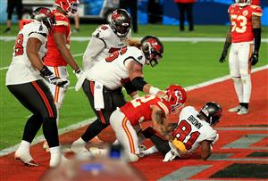 TAMPA, FLORIDA - FEBRUARY 07: Antonio Brown #81 of the Tampa Bay Buccaneers catches a touchdown during the second quarter against the Kansas City Chiefs in Super Bowl LV at Raymond James Stadium on February 07, 2021 in Tampa, Florida. (Photo by Mike Ehrmann/Getty Images)
