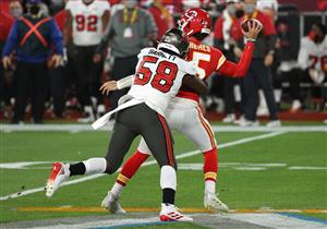 TAMPA, FLORIDA - FEBRUARY 07: Shaquil Barrett #58 of the Tampa Bay Buccaneers attempts to tackle Patrick Mahomes #15 of the Kansas City Chiefs in the first quarter in Super Bowl LV at Raymond James Stadium on February 07, 2021 in Tampa, Florida. (Photo by Patrick Smith/Getty Images)
