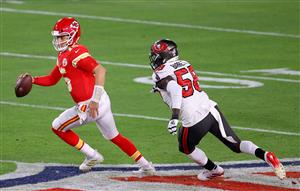 TAMPA, FLORIDA - FEBRUARY 07: Patrick Mahomes #15 of the Kansas City Chiefs looks to pass against Shaquil Barrett #58 of the Tampa Bay Buccaneers in the third quarter during Super Bowl LV at Raymond James Stadium on February 07, 2021 in Tampa, Florida. (Photo by Kevin C. Cox/Getty Images)