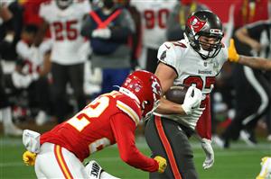 TAMPA, FLORIDA - FEBRUARY 07: Rob Gronkowski #87 of the Tampa Bay Buccaneers runs after a catch against the Kansas City Chiefs in the second quarter during Super Bowl LV at Raymond James Stadium on February 07, 2021 in Tampa, Florida. (Photo by Patrick Smith/Getty Images)