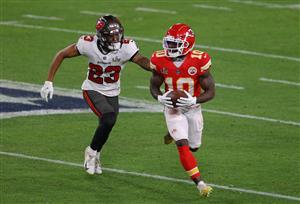 TAMPA, FLORIDA - FEBRUARY 07: Tyreek Hill #10 of the Kansas City Chiefs rushes ahead of Sean Murphy-Bunting #23 of the Tampa Bay Buccaneers during the third quarter of the game in Super Bowl LV at Raymond James Stadium on February 07, 2021 in Tampa, Florida. (Photo by Kevin C. Cox/Getty Images)