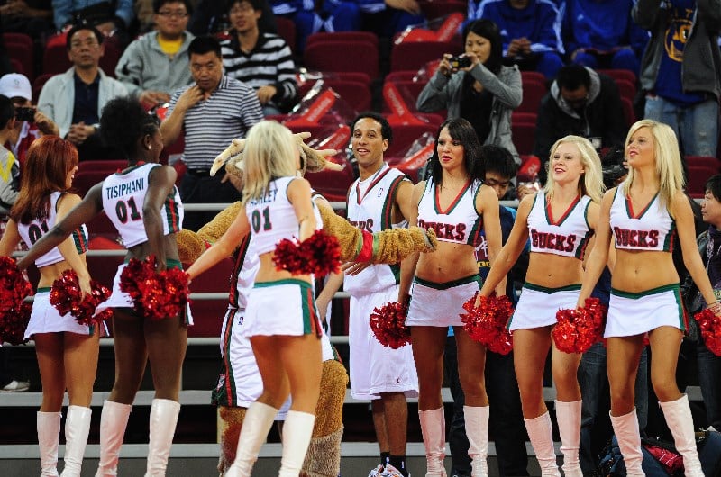 milwaukee bucks cheerleader