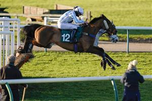WARWICK, ENGLAND - FEBRUARY 26: Caolin Quinn riding Eaton Miller on their way to winning The racingtv.com 'Hands And Heels' Conditional Jockeys' Handicap Hurdle at Warwick Racecourse on February 26, 2021 in Warwick, England. Due to the coronavirus pandemic, owners along with the paying public will not be allowed to attend the meeting. (Photo by Alan Crowhurst/Getty Images)