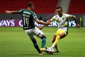 BRASILIA, BRAZIL - APRIL 14: Marcelo Benitez of Defensa y Justicia fights for the ball with Breno of Palmeiras during a match between Palmeiras and Defensa y Justicia as part of the second leg of the Conmebol Recopa at Mane Garrincha Stadium on April 14, 2021 in Brasilia, Brazil. (Photo by Buda Mendes/Getty Images)