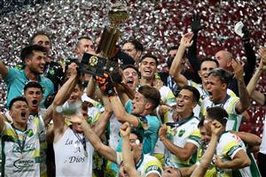 BRASILIA, BRAZIL - APRIL 14: Braian Romero and Ezequiel Unsain of Defensa y Justicia lift the trophy with teammates after winning in a penalty shootout a match between Palmeiras and Defensa y Justicia as part of the second leg of the Conmebol Recopa at Mane Garrincha Stadium on April 14, 2021 in Brasilia, Brazil. (Photo by Buda Mendes/Getty Images)