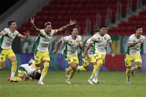 BRASILIA, BRAZIL - APRIL 14: Players of Defensa y Justicia celebrate winning in the penalty shootout after a match between Palmeiras and Defensa y Justicia as part of the second leg of the Conmebol Recopa at Mane Garrincha Stadium on April 14, 2021 in Brasilia, Brazil. (Photo by Ueslei Marcelino - Pool/Getty Images)
