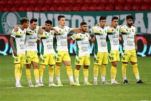 BRASILIA, BRAZIL - APRIL 14: Players of Defensa y Justicia line up for the penalty shootout after a match between Palmeiras and Defensa y Justicia as part of the second leg of the Conmebol Recopa at Mane Garrincha Stadium on April 14, 2021 in Brasilia, Brazil. (Photo by Buda Mendes/Getty Images)
