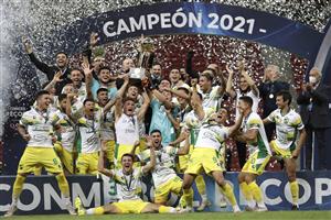 BRASILIA, BRAZIL - APRIL 14: Braian Romero and Ezequiel Unsain of Defensa y Justicia lift the trophy with teammates after winning in a penalty shootout a match between Palmeiras and Defensa y Justicia as part of the second leg of the Conmebol Recopa at Mane Garrincha Stadium on April 14, 2021 in Brasilia, Brazil. (Photo by Ueslei Marcelino - Pool/Getty Images)