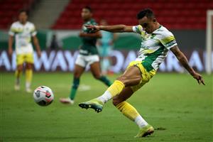 BRASILIA, BRAZIL - APRIL 14: Marcelo Benitez of Defensa y Justicia kicks the ball during a match between Palmeiras and Defensa y Justicia as part of the second leg of the Conmebol Recopa at Mane Garrincha Stadium on April 14, 2021 in Brasilia, Brazil. (Photo by Buda Mendes/Getty Images)