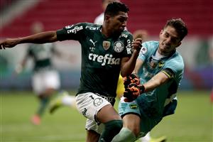 BRASILIA, BRAZIL - APRIL 14: Luis Unsain goalkeeper of Defensa y Justicia competes for the ball with Rony of Palmeiras during match between Palmeiras and Defensa y Justicia as part of the second leg of the Conmebol Recopa at Mane Garrincha Stadium on April 14, 2021 in Brasilia, Brazil. (Photo by Ueslei Marcelino - Pool/Getty Images)