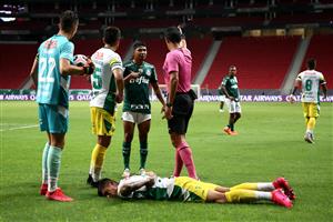 BRASILIA, BRAZIL - APRIL 14: Adonis Frias of Defensa y Justicia lies on the ground after suffering an injury as Rony of Palmeiras argues with referee Leodán González during a match between Palmeiras and Defensa y Justicia as part of the second leg of the Conmebol Recopa at Mane Garrincha Stadium on April 14, 2021 in Brasilia, Brazil. (Photo by Buda Mendes/Getty Images)