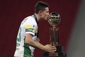 BRASILIA, BRAZIL - APRIL 14: Eugenio Isnaldo of Defensa y Justicia kisses the trophy after winning a match between Palmeiras and Defensa y Justicia as part of the second leg of the Conmebol Recopa at Mane Garrincha Stadium on April 14, 2021 in Brasilia, Brazil. (Photo by Ueslei Marcelino - Pool/Getty Images)