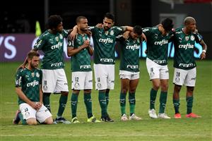 BRASILIA, BRAZIL - APRIL 14: Players of Palmeiras line up for the penalty shootout after a match between Palmeiras and Defensa y Justicia as part of the second leg of the Conmebol Recopa at Mane Garrincha Stadium on April 14, 2021 in Brasilia, Brazil. (Photo by Buda Mendes/Getty Images)