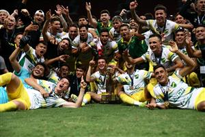 BRASILIA, BRAZIL - APRIL 14: Francisco Pizzini and teammates of Defensa y Justicia celebrate with the trophy after winning a penalty shootout after a match between Palmeiras and Defensa y Justicia as part of the second leg of the Conmebol Recopa at Mane Garrincha Stadium on April 14, 2021 in Brasilia, Brazil. (Photo by Buda Mendes/Getty Images)