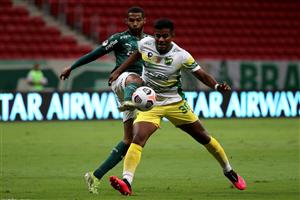 BRASILIA, BRAZIL - APRIL 14: Raúl Loaiza of Defensa y Justicia fights for the ball with Wesley of Palmeiras during a match between Palmeiras and Defensa y Justicia as part of the second leg of the Conmebol Recopa at Mane Garrincha Stadium on April 14, 2021 in Brasilia, Brazil. (Photo by Buda Mendes/Getty Images)