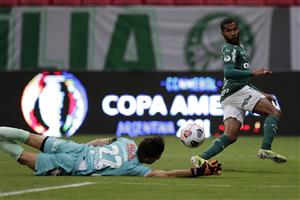 BRASILIA, BRAZIL - APRIL 14: Wesley of Palmeiras fights for the ball with Ezequiel Unsain of Defensa y Justicia during a match between Palmeiras and Defensa y Justicia as part of the second leg of the Conmebol Recopa at Mane Garrincha Stadium on April 14, 2021 in Brasilia, Brazil. (Photo by Ueslei Marcelino-Pool/Getty Images)