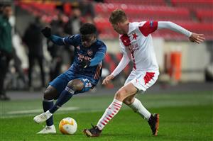 PRAGUE, CZECH REPUBLIC - APRIL 15: Bukayo Saka of Arsenal battles for possession with David Zima of Slavia Prague during the UEFA Europa League Quarter Final Second Leg match between Slavia Praha and Arsenal FC at Sinobo Stadium on April 15, 2021 in Prague, Czech Republic. (Getty Images)