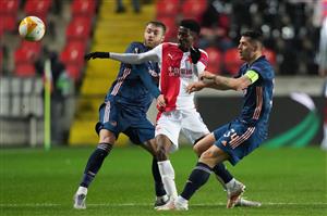 PRAGUE, CZECH REPUBLIC - APRIL 15: Peter Olayinka of Slavia Prague battles for possession with Calum Chambers and Granit Xhaka during the UEFA Europa League Quarter Final Second Leg match between Slavia Praha and Arsenal FC at Sinobo Stadium on April 15, 2021 in Prague, Czech Republic. (Getty Images)
