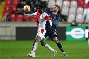 PRAGUE, CZECH REPUBLIC - APRIL 15: Calum Chambers of Arsenal battles for possession with Peter Olayinka of Slavia Prague during the UEFA Europa League Quarter Final Second Leg match between Slavia Praha and Arsenal FC at Sinobo Stadium on April 15, 2021 in Prague, Czech Republic. (Getty Images)