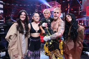 ATLANTA, GEORGIA - APRIL 17: Jake Paul poses with (L-R) Charli D'Amelio, Avani Gregg, Tydus Talbott aka 'Mini Jake Paul' and Dixie D'Amelio after defeating Ben Askren. (Getty Images)