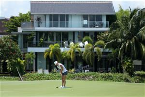 SINGAPORE, SINGAPORE - APRIL 29: Mel Reid of England attempts a putt on the 17th green during the first round of the HSBC Women's World Championship at Sentosa Golf Club on April 29, 2021 in Singapore. (Getty Images)