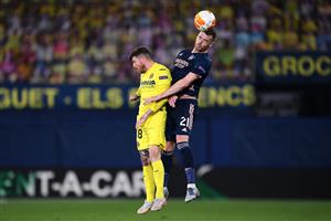 VILLARREAL, SPAIN - APRIL 29: Alberto Moreno of Villarreal and Calum Chambers of Arsenal battle for a header during the UEFA Europa League Semi-final First Leg match between Villareal CF and Arsenal at Estadio de la Ceramica on April 29, 2021 in Villarreal, Spain. (Getty Images)