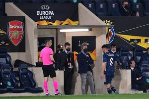 VILLARREAL, SPAIN - APRIL 29: Dani Ceballos of Arsenal leaves the pitch after being sent off during the UEFA Europa League Semi-final First Leg match between Villareal CF and Arsenal at Estadio de la Ceramica on April 29, 2021 in Villarreal, Spain. (Getty Images)