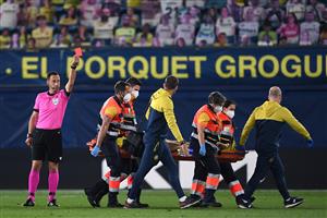 VILLARREAL, SPAIN - APRIL 29: Match referee Artur Dias shows a red card to Etienne Capoue of Villarreal as he is stretchered off during the UEFA Europa League Semi-final First Leg match between Villareal CF and Arsenal at Estadio de la Ceramica on April 29, 2021 in Villarreal, Spain. (Getty Images)