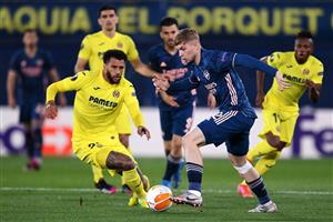 VILLARREAL, SPAIN - APRIL 29: Emile Smith Rowe of Arsenal battles for possession with Etienne Capoue of Villarreal during the UEFA Europa League Semi-final First Leg match between Villareal CF and Arsenal at Estadio de la Ceramica on April 29, 2021 in Villarreal, Spain. (Getty Images)