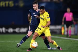 VILLARREAL, SPAIN - APRIL 29: Francis Coquelin of Villarreal and Calum Chambers of Arsenal battle for the ball during the UEFA Europa League Semi-final First Leg match between Villareal CF and Arsenal at Estadio de la Ceramica on April 29, 2021 in Villarreal, Spain. (Getty Images)