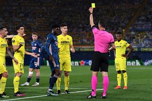 VILLARREAL, SPAIN - APRIL 29: Juan Foyth of Villarreal is shown a yellow card by referee Artur Dias after a foul that lead to a penalty which is then ruled out following a VAR review during the UEFA Europa League Semi-final First Leg match between Villareal CF and Arsenal at Estadio de la Ceramica on April 29, 2021 in Villarreal, Spain. (Getty Images)