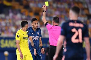 VILLARREAL, SPAIN - APRIL 29: Pierre-Emerick Aubameyang of Arsenal is shown a yellow card by the match referee Artur Dias during the UEFA Europa League Semi-final First Leg match between Villareal CF and Arsenal at Estadio de la Ceramica on April 29, 2021 in Villarreal, Spain. (Getty Images)