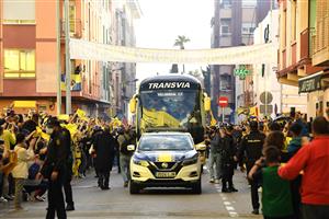 VILLARREAL, SPAIN - APRIL 29: Fans line the streets as the Villareal CF team coach arrives outside the stadium prior to the UEFA Europa League Semi-final First Leg match between Villareal CF and Arsenal at Estadio de la Ceramica on April 29, 2021 in Villarreal, Spain. (Getty Images)
