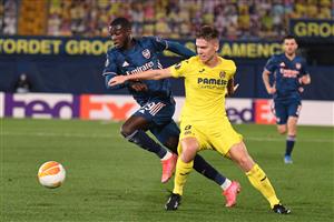 Arsenal's French-born Ivorian midfielder Nicolas Pepe (L) vies for the ball wih Villarreal's Argentinian defender Juan Foyth during the Europa League semi-final first leg football match between Villarreal and Arsenal at the Ceramica stadium in Vila-real on April 29, 2021. (Getty Images)