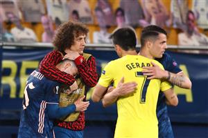 Arsenal's Brazilian striker Gabriel Martinelli, Arsenal's Brazilian defender David Luiz, Villarreal's Spanish forward Gerard Moreno and Arsenal's Swiss midfielder Granit Xhaka hugs after the Europa League semi-final first leg football match between Villarreal and Arsenal at the Ceramica stadium in Vila-real on April 29, 2021. (Getty Images)
