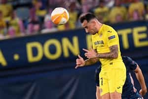 Villarreal's Spanish forward Paco Alcacer jumps for the ball during the Europa League semi-final first leg football match between Villarreal and Arsenal at the Ceramica stadium in Vila-real on April 29, 2021. (Getty Images)