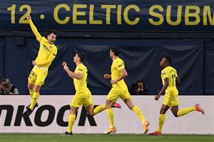 Villarreal's Spanish midfielder Manuel Trigueros (L) celebrates after scoring during the Europa League semi-final first leg football match between Villarreal and Arsenal at the Ceramica stadium in Vila-real on April 29, 2021. (Getty Images)