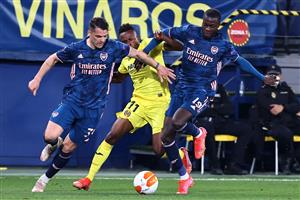 Arsenal's Swiss midfielder Granit Xhaka (L) and Arsenal's French-born Ivorian midfielder Nicolas Pepe (R) challenge Villarreal's Nigerian midfielder Samuel Chukwueze during the Europa League semi-final first leg football match between Villarreal and Arsenal at the Ceramica stadium in Vila-real on April 29, 2021. (Getty Images)