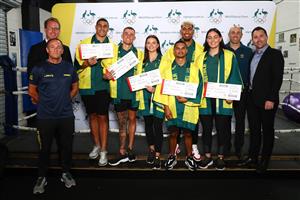 GOLD COAST, AUSTRALIA - MAY 04: Justis Huni, Caitlin Park, Paulo Aokuso, Harry Garside, Skye Nicolson and Alex Winwood pose with officials after the announcement of the Australian boxing squad for the 2020 Tokyo Olympic Games, at Gold COast PCYC on May 04, 2021 in Gold Coast, Australia. (Getty Images)