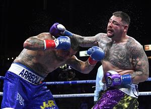 CARSON, CALIFORNIA - MAY 01: (R-L) Andy Ruiz punches Chris Arreola with a right hook, Ruiz would win in a 12 round unanimous decision, during a heavyweight bout at Dignity Health Sports Park on May 01, 2021 in Carson, California. (Getty Images)