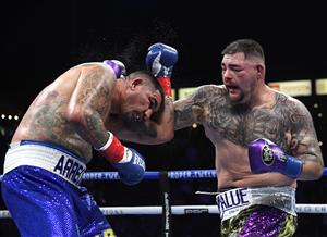 CARSON, CALIFORNIA - MAY 01: (R-L) Andy Ruiz punches Chris Arreola with a right hook, Ruiz would win in a 12 round unanimous decision, during a heavyweight bout at Dignity Health Sports Park on May 01, 2021 in Carson, California. (Getty Images)