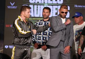 ARLINGTON, TEXAS - MAY 06: Canelo Alvarez and Billy Joe Saunders shake hands with Matchroom Promoter Eddie Hearn looking on during the press conference for Alvarez's WBC and WBA super middleweight titles and Saunders' WBO super middleweight title at Live! by Loews hotel on May 06, 2021 in Arlington, Texas. (Getty Images)